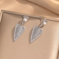 Pendientes de corazón con perla y textura de plata cepillada con pedrería en bandeja - Pendientes Corazón Doble (243) / Color Acero