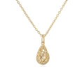 Primer plano de un colgante de gota dorado con filigrana hueca y piedras de circonita - Dorado/Diseño de Gota de Agua