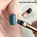 Nagelpinsel mit roségoldenem Griff zeigt glatte Borsten und dunkelgrünes Gel-Nagellack - Professioneller Flachkopf-Lichthärtungspinsel