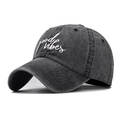 Berretto da baseball vintage in cotone lavato grigio scuro con ricamo Good Vibes frontale - Regolabile / Stile Ricamato Good Vibes / Nero Lavato