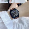 Orologio al quarzo quadrato con cassa blu scuro e cinturino in silicone marrone al polso - caffè