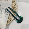Detalle de horquilla en U de acetato azul y verde con patrón de carey y diseño ondulado - Verde Oscuro
