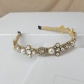 Detail eines Barockperlen-Haarreifens mit Golddraht, Kristallen und weicher Polsterung - Großer Antikgold-Stil