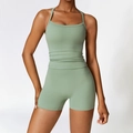 Conjunto de yoga verde salvia con top tipo halter y pantalones cortos de fitness ajustados - Chaleco + Pantalones Cortos Verde Albahaca / S