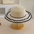 Dettaglio cappello di paglia estivo con bordo in pizzo e nastro nero su base dorata - Taglia 52 (2-6 Anni) / Solo Cappello / Beige