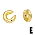 Primo piano di ear cuff spessi placcati oro con finitura lucidata a specchio - Oro E