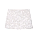 Gros plan sur la mini-jupe à paillettes blanches avec texture réfléchissante et taille haute - XS / Blanc