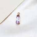 Dettaglio del ciondolo a goccia in cristallo viola su seta bianca con finitura oro - Viola Chiaro