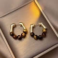 Dettaglio degli orecchini vintage con perle leopardate su portagioie color champagne - 7# Ago d'Argento-Oro-Caffè (Retro Occhio di Tigre con Perline)