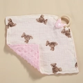 Detalle de manta de seguridad para bebé con muselina de ositos y mordedor de madera. - Oso Único