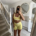 Set sportivo giallo con piping bianco a contrasto e pantaloncini a vita alta incrociati - S / Giallo