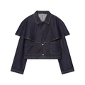 Dunkelblaue Denim-Cape-Jacke mit Metallknöpfen und klassischem Reverskragen auf weißem Grund - S / Dunkelblau
