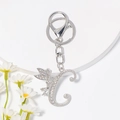 Close-up van zilveren letter C sleutelhanger met strassteentjes en kleine fee charm - Stijl C / Zilver