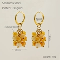Creolen aus 18 Karat vergoldetem Edelstahl mit weißen Natursteinperlen - Gelb-weißer Naturstein-Perlenstil in Gold (999-Gold)