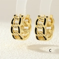 Dettaglio orecchini a catena cubana placcati oro 18K con smalto nero e zirconi lucidi - Nero (ER0902-C)