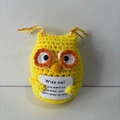 Makro-Detail der handgestrickten gelben Eule mit Karte und lustigem motivierendem Text - Gelbe Eule