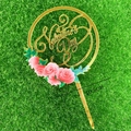 Detail view of a 10.5cm golden acrylic cake topper with pink roses for Valentine's Day - Valentine's Day Heart Round Floral