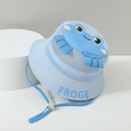 Dettaglio cappello parasole azzurro per bambini con decoro a rana e laccio regolabile - 50cm (1-3 anni) / Blu
