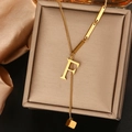Detail van gouden titanium stalen F-letter hanger ketting op luxe sieradendoos - Letter F (WY006-F)