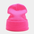Detailopname van de felroze ribgebreide muts met hoogwaardige winterstoftextuur - M (56-58cm) / Dieproze