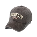 Détail de broderie Brooklyn 3D sur casquette en toile délavée vintage avec texte 1947 - Café