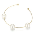 Eleganter Gold-Choker mit drei großen weißen Perlen in einem minimalistischen offenen Design - 3 Übergroße Perlen Minimalistischer Stil (KN21437-Z)