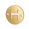 Close-up van gouden roestvrijstalen ronde hanger met twee gaten en holle letter H - Letter H