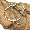 Macro-opname van zilveren titanium stalen ketting met karabijnsluiting op schors - 5.0mm Effen-22+5CM