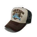 Dettaglio del cappello trucker retrò con ricamo orso e rete nera traspirante - M (56-58cm) / Beige