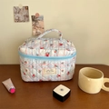 Borsa da trucco in cotone trapuntato a quadretti blu e fiori rossi, grande capacità con manico - Fiore rosso a quadri blu