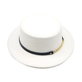 Chapeau canotier blanc en feutre de laine avec bande en cuir noir et détail de chaîne dorée - M (56-58cm) / Blanc