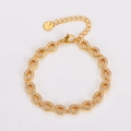 Dettaglio macro del bracciale dorato con simbolo infinito e zirconi bianchi incastonati - Oro