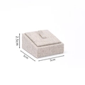 Beigefarbener Schmuckständer aus Sackleinen 5x5x2,5cm für Ringe und Ketten auf Weiß - Kleiner Ringhalter Aus Leinen