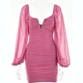 Detalle de minivestido rosa de malla con cuello en V, manga larga y diseño plisado - S / Rosa