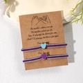 Verstellbare handgewebte Herz-Armbänder in Blau und Lila auf einer Kraftpapier-Geschenkkarte - Begleitung Kraftpapier-Karte / Lila & Blau Set