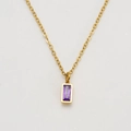 Gros plan détaillé de la chaîne en titane plaqué or 18 carats avec pendentif en pierre violette - Février / Violet