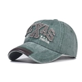 Détail de la casquette rétro en coton délavé avec broderie TEXAS FOREVER et cuir - Vert Foncé