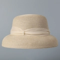 Dettaglio della trama in paglia e fiocco in chiffon con perle su un cappello estivo - M (56-58cm) / Beige