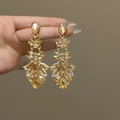 Dettaglio macro di orecchini vintage a goccia con cristalli color ambra e base oro - Stile Impilato con Ago d'Argento / 3# Perno per orecchino in argento - Oro - Marrone