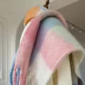 Écharpe à carreaux dégradés rose, bleu et jaune avec texture mohair douce et franges - Style Grand Châle / Frange Bleu Ciel Beige