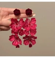 Primo piano di orecchini vintage con nappa a fiore rosso e dettaglio in velluto - Stile Petalo di Rosa Scamosciato