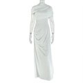 Dettaglio abito bianco aderente con spalle arricciate asimmetriche e collo alto elegante - S / Bianco