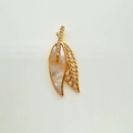 Detalle de broche bañado en oro 18K con nácar y diseño de hoja con incrustaciones - Hoja (Dorado)
