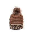 Dettaglio del berretto in maglia invernale con pompon marrone e risvolto leopardato - M (56-58cm) / caffè