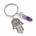 Schlüsselanhänger Hand der Fatima mit lila Kristall-Säule und Evil Eye auf weißem Grund - Amethyst
