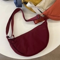 Bolso bandolera de nailon impermeable en color burdeos con correa ajustable para hombro - Burdeos
