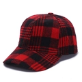 Klassische rot-schwarze Baseballkappe aus Wolle im Karo-Design im 45-Grad-Winkel - Verstellbar / Weinrot Karo
