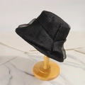Eleganter schwarzer Fischerhut aus Plissee-Mesh auf Holzständer als Sonnenschutz - 56-58cm (Verstellbar) / Schwarz