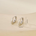 Détail de créoles argentées montrant les dimensions 1,2 cm de haut et 0,2 cm de large - Une Paire / Or Blanc (P31541Lbkb)