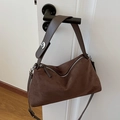 Borsa a spalla in pelle scamosciata caffè scuro con design asimmetrico e chiusura argento - Marrone